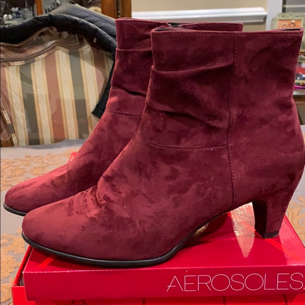 Women’s Aerosole ankle boots. Wine 10wide
